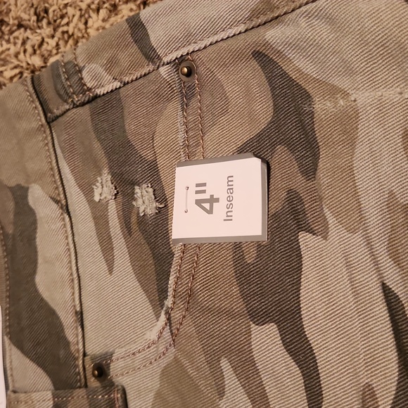 Time and Tru Relaxed Fit High Rise Camo Shorts 4" inseam - Picture 2 of 9